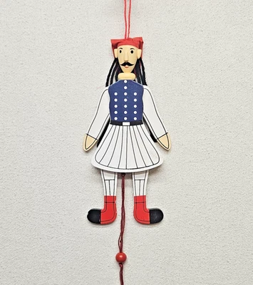 Soldado griego Evzone tira de cuerda marioneta muñeca popular figura articulada de madera 8" Foto 1 de 4