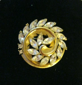 Broche prendedor vintage dorado molinete con pedrería Navette transparente - Imagen 1 de 4