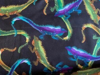 Tela Alexander Henry "QUIERO IGUANA en negro" - ¡Por yarda! Foto 1 de 3