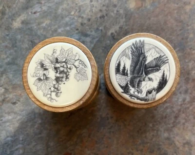 Dos tapones decorativos para botellas de vino de madera de corcho Foto 1 de 4