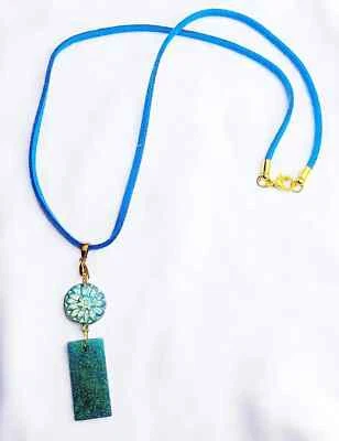 Collar Colgante Cordón Gamuza Azul con Dije Camaleón Resina, Joyería Boho Foto 1 de 4