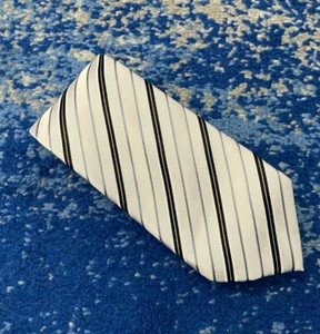 Corbata de seda hecha a mano condesa Mara negra blanquecina plateada gris sesgada - Imagen 1 de 4
