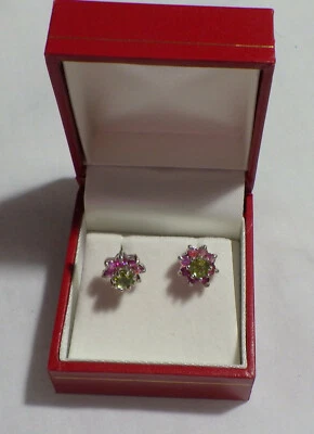 PENDIENTES ORO BLANCO 14KT HERMOSOS RUBÍ Y PERIDOTO DISEÑO POST Foto 1 de 4