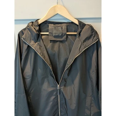 Chaqueta ligera con capucha y cremallera talla 44 nueva sin etiquetas Givenchy negra sobre negra con logotipo en relieve Foto 1 de 4