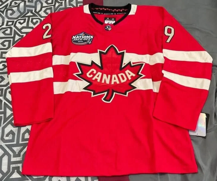 Camiseta deportiva del equipo Canadá 4 naciones cara a cara de hockey Nathan MacKinnon #29 XL roja nueva con etiquetas Foto 1 de 3