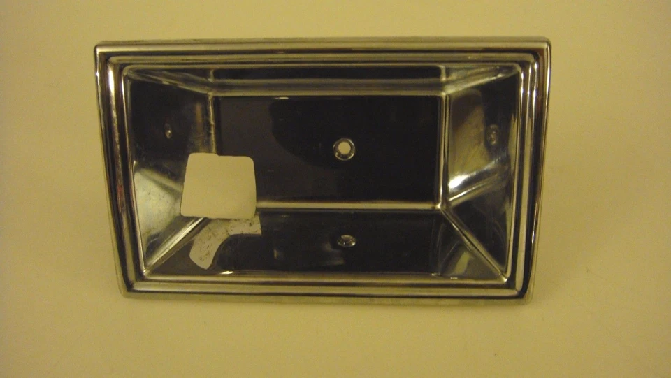 77-85 Oldsmobile Delta 88/98 moldura interna esquerda cromada maçaneta 20007209 - Imagem 1 de 4