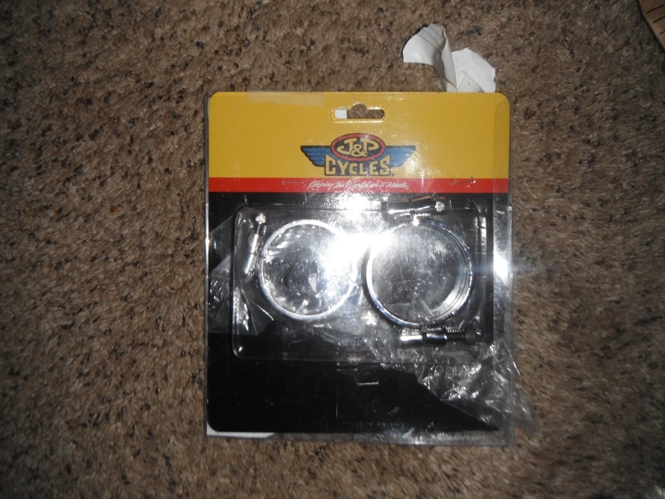 Abrazaderas de admisión Harley J & P Cycles cromadas con un fastner de repuesto no cromado Foto 1 de 1