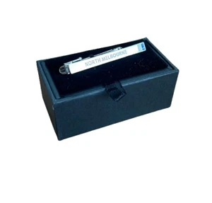 52111 NTH MELBOURNE KANGAROOS AFL TEAM MENS DRESS TIE CLIP /  TIE BAR GIFT BOXED - Picture 1 of 3