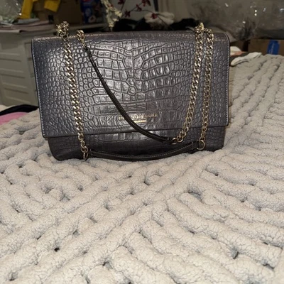 BOLSO DE HOMBRO CON CORREA DE CADENA DE CUERO EN RELIEVE CROC BRUNO MAGLI EN GRIS Foto 1 de 4