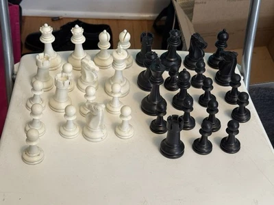 Juego de piezas de ajedrez vintage blanco y negro Foto 1 de 4