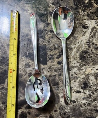 FERIA DAMA 1957 VINTAGE MEDIADOS DE SIGLO 😘 AZÚCAR PLATEADA🍚 TAMIZ Y CUCHARA Foto 1 de 4