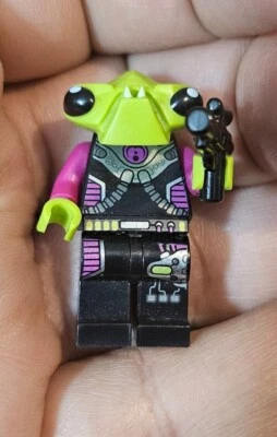 Alien Pilot LEGO Alien Conquest Space Minifigure from set 7050 EUC C16-3  - Image 1 of 4