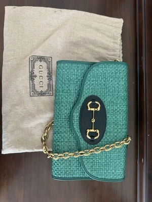 Bolso de hombro Gucci 1955 Horsebit esmeralda paja mediano Foto 1 de 4