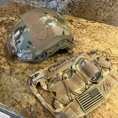 Casco multicámara de corte alto con una cubierta Tigris y parches del ejército de Estados Unidos Foto 1 de 4