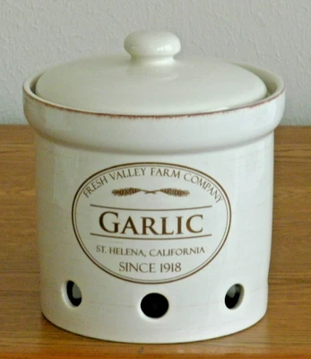 CHEFS Fresh Valley Farm Garlic Stoneware Canister - Excellent - Gently Used - Image 1 of 4