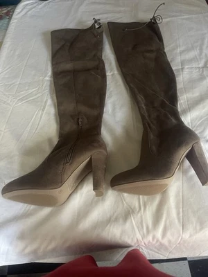 Botas de gamuza color topo Charlotte Russe para mujer Foto 1 de 4