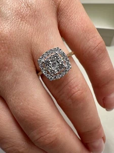 Anillo con halo de diamantes cultivados en laboratorio de 0,63 quilates de oro amarillo de 9 quilates LGSL102 - Imagen 1 de 21