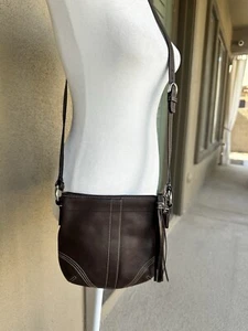 Auténtico bolso bandolera Coach Slim Soho Swingback de cuero marrón 9”x8” - Imagen 1 de 7