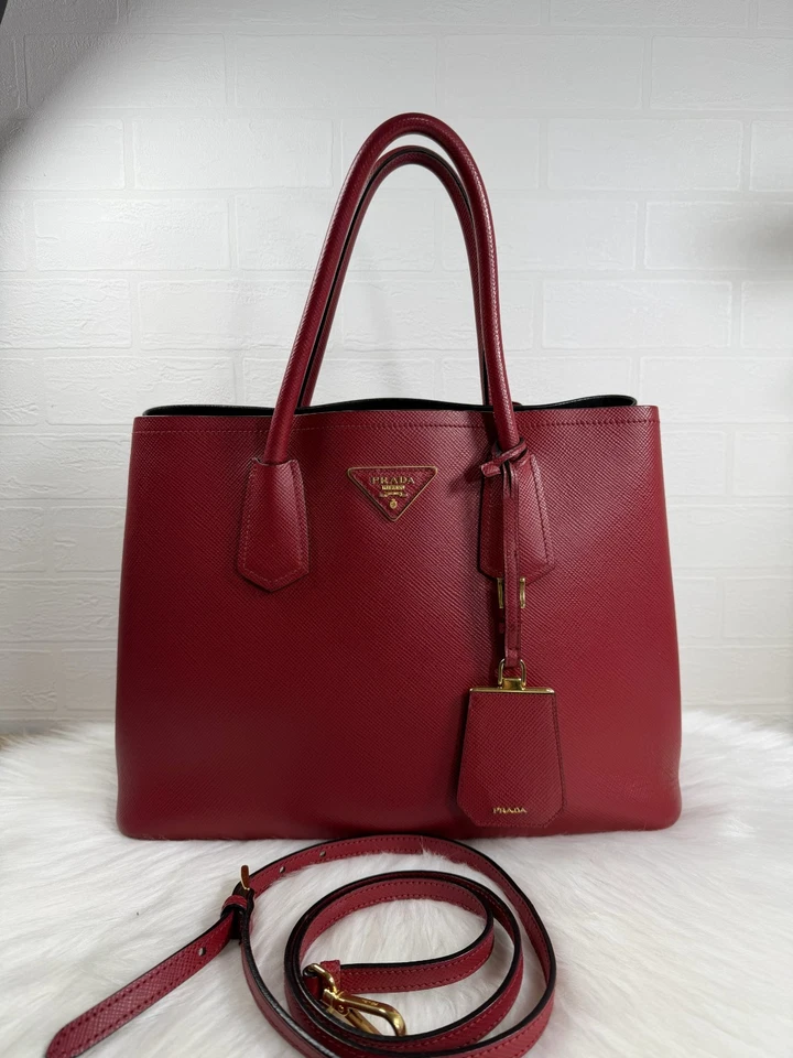 Auténtico bolso de hombro de cuero PRADA Saffiano rojo dorado herrajes con correa Foto 1 de 4