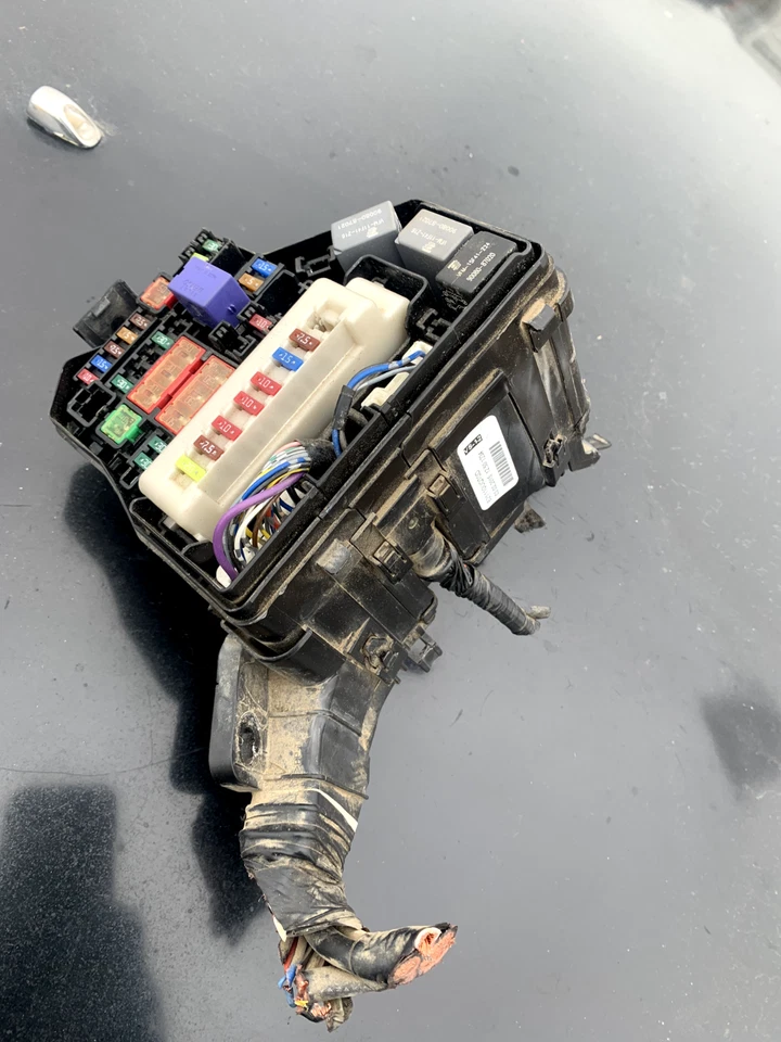 Toyota Yaris 2015 hatchback 1,5 L caja de fusibles módulo de relé de caja de fusibles OEM Foto 1 de 4