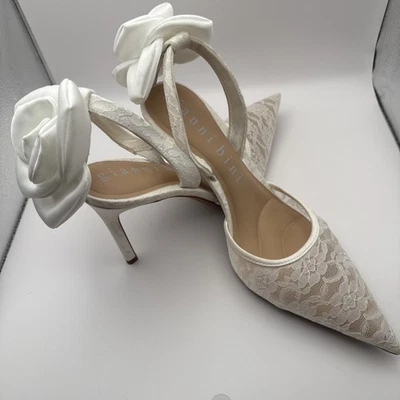 Stiletto de encaje blanco Gianni Bini con espalda halter y rosa satinada en el tacón. Foto 1 de 4