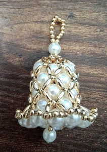 Campana adorno de Navidad vintage hecha a mano imitación perlas blancas y cuentas de oro - Imagen 1 de 4