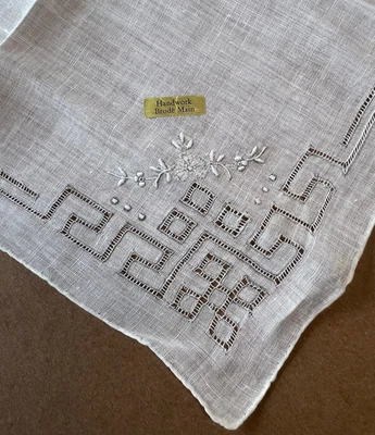 NOVO COM ETIQUETAS VINTAGE HANKY BRODE CINZA PRINCIPAL SOBRE BORDADO BRANCO E PUNCHWORK - Imagem 1 de 4