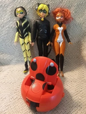 神奇 10.5 英寸娃娃 Rena Rouge、Cat Noir、Queen B 和 The Lady Bug 滑板车  — 第 1/4 张图片