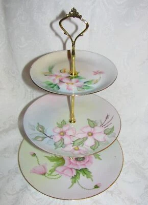 Заказная трехъярусная подставка для торта для чаепития с винтажными расписанными вручную тарелками - Изображение 1 из 4