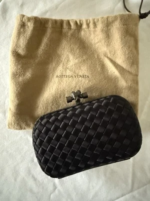 Bolso clutch Bottega Veneta Pochette Nudo Cuero Negro Seda Satén y Cuero Foto 1 de 4