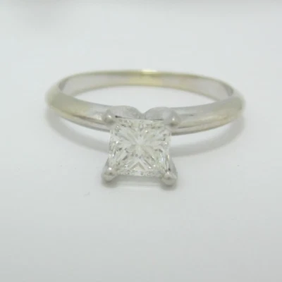 ANILLO DE COMPROMISO SOLITARIO DE DIAMANTES DE ORO BLANCO DE 14K PARA DAMAS .60CT. Foto 1 de 4