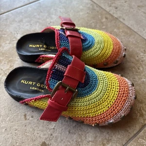 Kurt Geiger Ozark arcobaleno scivolo all'uncinetto muli cinghie rosse borchie bambini 13 - Foto 1 di 5