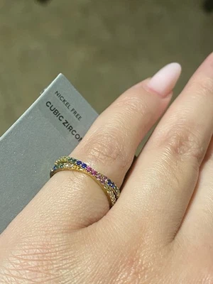 Banda de eternidad arco iris chapada en oro circonita cúbica sin níquel talla 6 Foto 1 de 4
