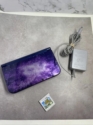 Consola Nintendo 3DS XL Edición Galaxy Púrpura "Nueva" con Cargador y Animal Crossing Foto 1 de 4