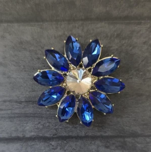 Broche Pin MAGNÉTICO Cristal Flor Azul.  Pin de bufanda magnético. Broche espectáculo ecuestre - Imagen 1 de 5