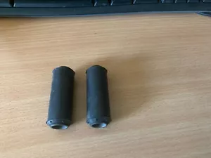 AUSTIN MORRIS BMC J4 MINOR PAIR OF SPRING SHACKLE BUSHES FMK5138 RARE NOS PARTS - Picture 1 of 5