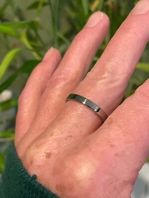Banda pequeña simple, 3 mm, titanio pulido, anillo de perfil plano delgado/bajo Foto 1 de 4