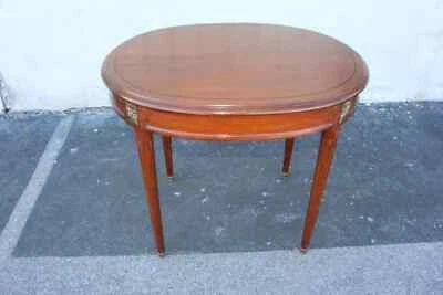 Preciosa mesa ovalada antigua francesa Luis XV de nogal macizo con extremo lateral central, siglo XIX. Foto 1 de 4