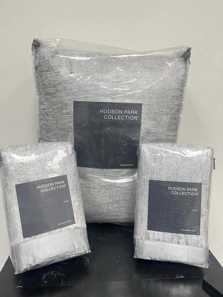 Hudson Park Collection Ondulada Textura King Coverlet + 2 King Shams Plata Pálida Foto 1 de 4