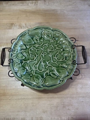 Plato para servir de cerámica en relieve verde con tema de fruta con soporte de alambre de bronce Foto 1 de 4