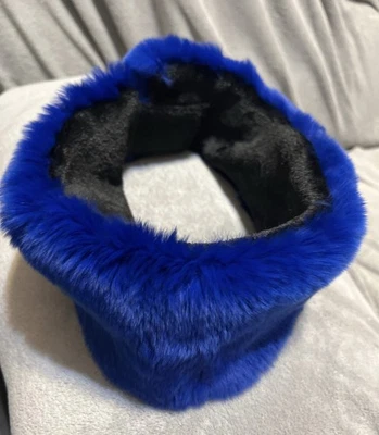 Hecho en Alaska. Diadema de piel de conejo azul teñida real Foto 1 de 3