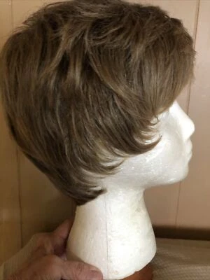 Peluca Por La Peluca Autoridad Diseño Club de Moda Rubia Oscura Corte Pixie Foto 1 de 4