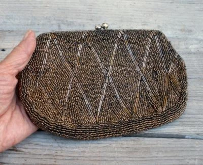 Cartera de noche vintage de mediados de siglo con cuentas de bronce forrada en seda hecha en Japón Foto 1 de 4