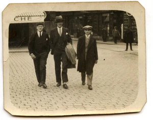 3 hommes marchant dans la rue Nantes - photo ancienne an. 1932 - Picture 1 of 1