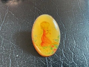 Rare Angel In Pink Dress Praying With Birds In Garden Hat/Lapel Pin Brooch - Picture 1 of 3