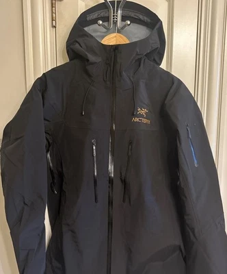 Chaqueta de Lluvia Arc’teryx Alpha SV 24k Negra Con Logo Dorado GoreTex Para Hombres Mediana Foto 1 de 4