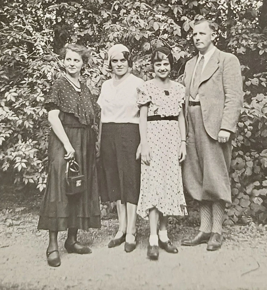 Mann in Knickerbocker Hose steht mit drei eleganten Frauen 20er Jahre Mode Foto - Bild 1 von 3