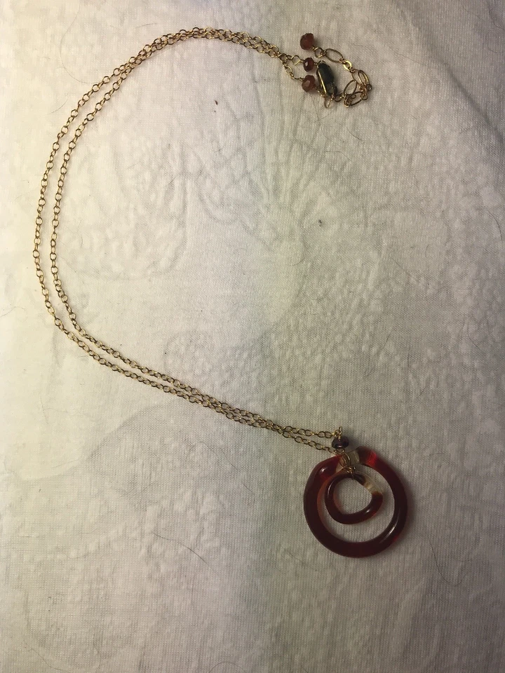 Collar de ojo de buey de vidrio granate y relleno de oro hecho a mano de EE. UU. Jenny Gaynor  Foto 1 de 1