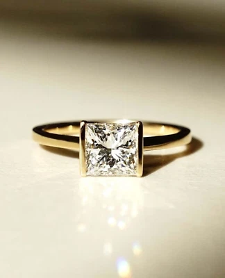 Anillo de promesa solitario de diamantes creado en laboratorio por princesa medio bisel oro amarillo FN Foto 1 de 4