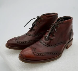 Stivaletti Cole Haan Liam Chukka II a coda di rondine in pelle marrone Brogue C11053 taglia 8M - Foto 1 di 7